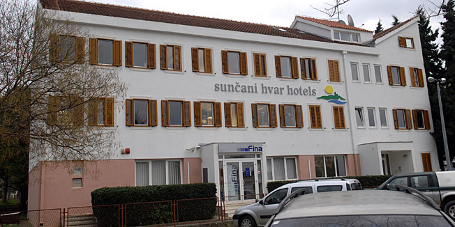 Hvar, 050111.U firmi Suncani Hvar sa Hvara policija sumnja na pronevjere vecih kolicina novca. Zbog tih sumnji privedeno je vise celnika firme.Na slici: upravna zgrada Suncanog Hvara.Foto: Josko Supic / CROPIX