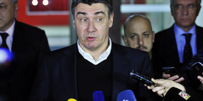 Zagreb, 090414.Zasjedanje predsjednistva SDP-a na Iblerovom trgu u stranackim prostorijama. Za danasnje zasjedanje najavljena je rasprava o slucajevima Zeljko Sabo i Marina Lovric Merzel.Na fotografiji: predsjednik SDP-a Zoran Milanovic daje izjavu za medije nakon zasjedanja.Foto: Boris Kovacev / CROPIX