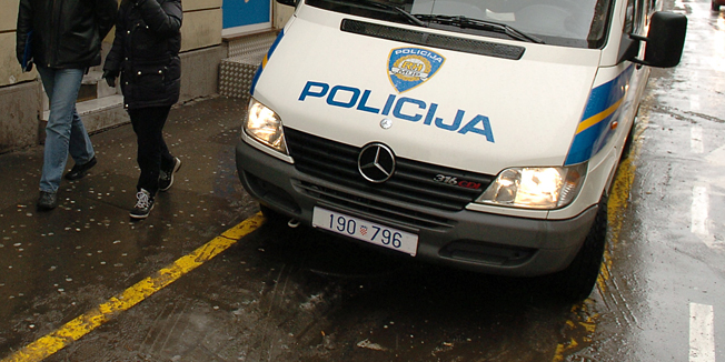 zagreb, 030205policija racija, kafic dobri momci, gunduliceva ulicamjesto gdje su se skrili pljackasi casino u preradovicevojpolicijski pas izlazi neobavljena poslafoto dragan matic-crn-
