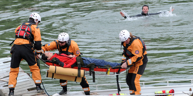 Karlovac, 100414.U suradnji Zapovjednistva Hrvatske kopnene vojske i Karlovacke zupanije odrzala se zdruzena vjezba snaga zastite i spasavanja na prostoru grada Karlovca. Vjezbom pod nazivom Kamensko 2014. demonstriralo se gasenje pozara i spasavanje ljudi s plovila na Kupi. Sudjelovali su Inzinjerijska pukovnija, karlovacka Javna vatrogasna postrojba, karlovacka Gorska sluzba spasavanja, Klub za podvodne aktivnosti iz Karlovca, Zavod za hitnu medicinu Karlovacke zupanije te karlovacki Podrucni ured za zastitu i spasavanje.Na fotografiji: Pripadnici HGSS-a u akciji spasavanja.Foto: Robert Fajt / CROPIX 