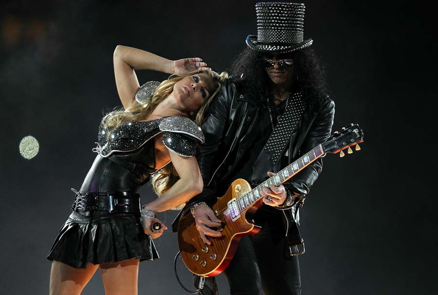 ARLINGTON, TX - FEBRUARY 06: Fergie of the Black Eyed Peas and Slash perform during the Bridgestone Super Bowl XLV Halftime Show at Cowboys Stadium on February 6, 2011 in Arlington, Texas.   Ronald Martinez/Getty Images/AFP