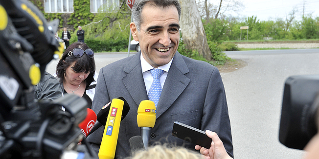 Zagreb, 120414. Zatvor Remetinec.Bivsem predsjedniku Hrvatske gospodarske komore (HGK) Nadanu Vidosevicu ukinut je istrazni zatvor nakon pet mjeseci. Vidosevic je uhicen u aferi Remorker u kojoj se tereti da je organizirao kriminalnu skupinu radi izvlacenja milijunskih iznosa iz HGK, braniti ce se sa slobode. Na fotografiji: Nadan Vidosevic daje izjavu za medije.Foto: Bruno Konjevic / CROPIX