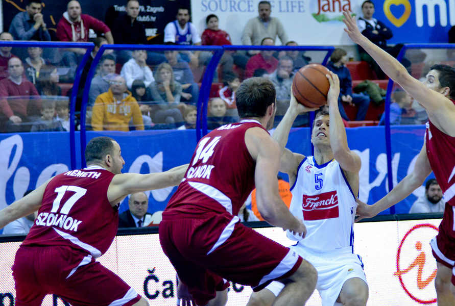 Zagreb, 231212. Dvorana Drazen Perovic.Susret ABA lige izmedju KK Cibone i Szolnoki Olaj.Na fotografiji: Bjeli dres br. 5 Davor Kus KK Cibona.Foto: Admir Buljubasic / CROPIX