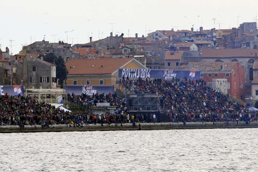 Rovinj, 130414.Red Bull Air Race u Rovinju. Na jednoj od najtezih staza u povijesti Red Bull Air Race svjetskog prvenstva Hannes Arch je pobijedio s vremenom 00:59.01. Bio je brzi od Paula Bonhommea za samo 8 stotinki sekunde. Prvi put se na postolje popeo Japanac Yoshi Muroya, a Kanadjanin Pete McLeod koji se i na drugoj utrci sezone plasirao u FINAL 4 ovoga je puta ostao na cetvrtom mjestu. Pehare je predao ministar turizma Darko Lorencin.Foto: Goran Sebelic / CROPIX