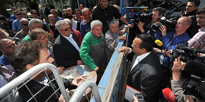 Kali, otok Ugljan, 080414.Radnici remontnog brodogradilista Nauta Lamjana u stecaju u Kalima na otoku Ugljanu sprijecili su danas ulazak u skver novom stecajnom upravitelju Alainu Khanu iz Rijeke, upozoravajuci da je brodogradiliste u stecaju zavrsilo zbog kriminala. Novog stecajnog upravitelja 40-ak radnika docekalo je na improviziranoj barikadi na ulazu u skver s transparentima.Na fotografiji: prosvjed radnika Nauta Lamjane; Alain Khan u razgovoru s radnicima; sidnikalini povjerenik radnika Nauta Lamjana Mario Kosta.Foto: Luka Gerlanc / CROPIX