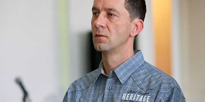 Osijek,140414.Na Zupanijskom sudu u Osijeku izrecena je presuda Davoru Strahinicu iz Aljmasa zbog pokusaja ubojstva supruge izazivanjem pozara obiteljske kuce. Strahinic je dobio osam godina i sest mjeseci zatvora.Na fotografiji:citanje presude Strahinicu.Foto: Vlado kos / Cropix