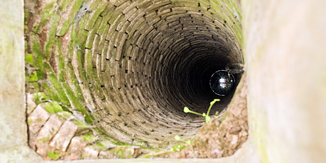 Bjelovar, 031110.Zahvaljujuci vatrogascima bjelovarske Javne vatrogasne postaje Djurdja Dimic (62) iz Nove Pisanice spasena je iz svog 14 metarskog bunara u koji je upala i prosla bez ogrebotina.Na slici: bunar u koji je upala Djurdja Dimic.Foto: Leon Hribljan / CROPIX / Bjelovarski list