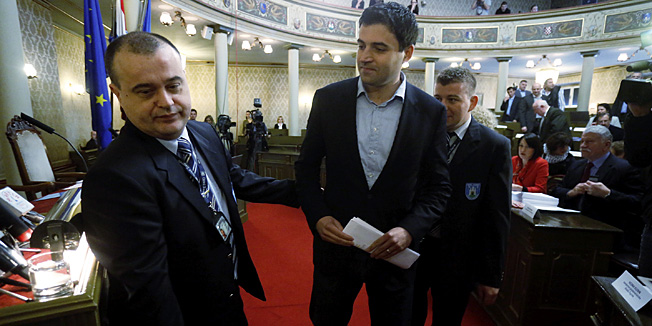 Zagreb, 150414.Cirilometodske ulica.Sjednica gradske skupstine Grada Zagreba.Na fotografiji: zastitari vode Davora Bernardica.Foto: Damjan Tadic / CROPIX
