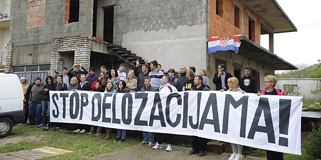 Sibenik Bilice, 150414.Odgodjena je delozacija obitelji Slavica iz njihove kuce u Bilicama pokraj Sibenika, clanovi udruge Zivi Zid sprijecili su ovrhovoditelje da udju u kucu , pa je Jadranska banka zatrazila odgodu za 6 mjeseci.Na fotografiji: clanovi udruge Zivi zid ispred kuce.Foto: Niksa Stipanicev / CROPIX