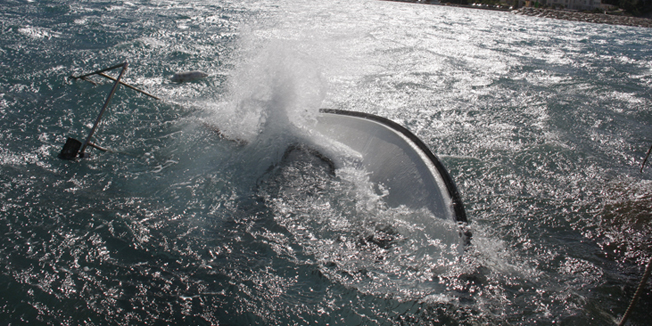 Makarska, 160414.Jaka bura koja na makarskom podrucju puse brzinom do 110 km/h zaustavila je trajektni promet na liniji Makarska-Sumartin(o.Brac).Osim ponekog potopljenog brodica u gradskoj luci nije bilo vecih problema iako se na oprez upozoravaju pjesaci i vozaci jer se predvidja da ce jaki vjetar potrajati cijeli danNa slici: Brod koji je bura potopila u makarskoj gradskoj luci.Foto: Ivo Ravlic / CROPIX