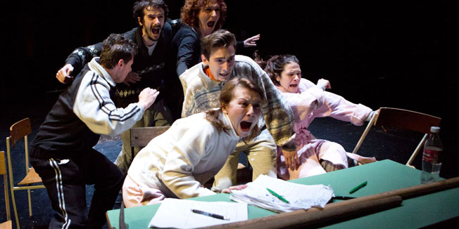 Rijeka, 150414.Veceras je u HKD Susak odrzana premijera predstave Aleksandra Zec, redatelja Olivera Frljica. Tematika predstave je ubojstvo srpske obitelji Zec koje se dogodilo u Zagrebu 7. prosinca 1991.Odrzavanje predstave uzrokovalo je negodovanje gradjana i prosvjedovanje sudionika Domovinskog rata. Na fotografiji: prizor iz predstave.Foto: HKD Susak / CROPIX