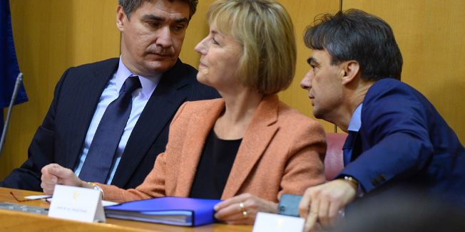 Zagreb, 131113.Markov trg.U tijeku je redovita sjednica Sabora RH na cijem su se aktuanom prijepodnevu pitanja upucivala premijer Zoranu Milanovicu.Na fotografiji: Zoran Milanovic, Vesna Pusic i Branko Grcic.Foto: Goran Mehkek / CROPIX