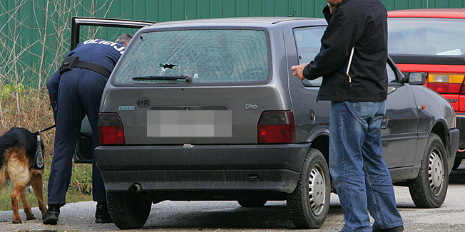 zagreb 07102005pljacka zagrebacke banka na drvinje-uvidjajpronadjeni fiat uno sa rupom od metka na zadnjem staklu, a kojeg su koristili pljackasifoto sinisa sunara-crn-