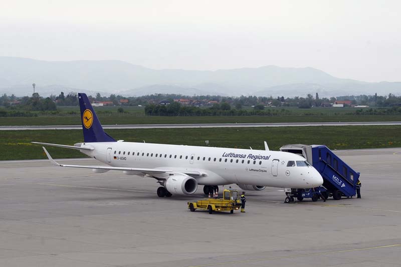 Velika Gorica, 170414.Zracna luka Zagreb.Odbijanjem zalbe Vrhovnog suda nekadasnji sef Udba-e Zdravko Mustac biti ce izrucen Njemackoj kojaq ga trazi zbog ubojstva Stjepana Djurekovica.Na fotografiji: Zdravko Mustac redovnim letom otputovao u NJemacku.Foto: Tomislav Kristo / CROPIX