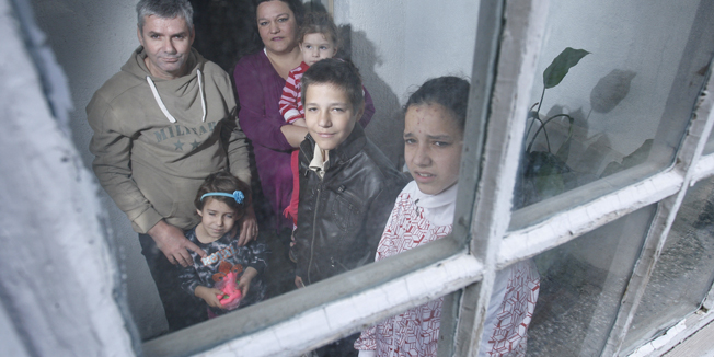 Split, 120414.Obitelj Ivana i Milene Mamic koja zivi u vlaznom i derutnom podstanarskom stanu iz kojeg moraju iseliti, a novi ne mogu naci, jer ih nitko nece da primi jer imaju cetvero djece.Foto: Duje Klaric / CROPIX