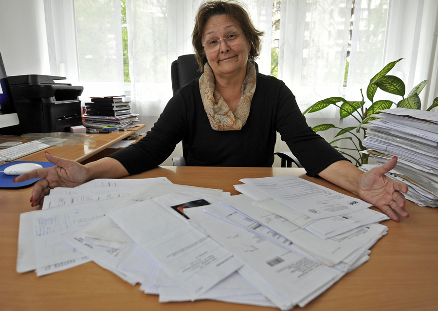 Zagreb, 170414.Milka Savic je kasljala godinama, obavila sve moguce pretrage kod raznih lijecnika bez ikakovih rezultata dok nije iskasljala glistu i kasalj je prestao.na fotografiji: Milka Savic s gomilom lijecnickih nalaza bez rezultata.Foto: Bruno Konjevic / CROPIX