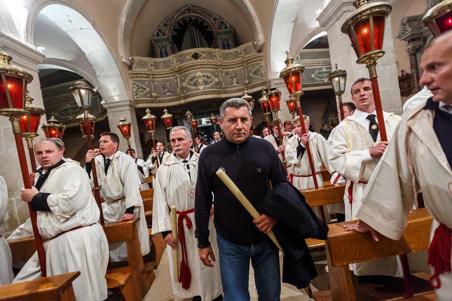 Jelsa, 180414. Tradicionalna procesija Za Krizem koja se na otoku Hvaru njeguje vec 500 godina.Na fotografiji: U procesiji za krizem je sudjelovao i Ante Gotovina.Foto: Zvonimir Barisin / CROPIX