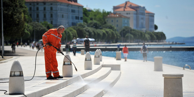 Zadar, 050613.Djelatnici komunalne sluzbe ispiru prljavstinu sa kamenih ploca na zadarskoj rivi kod Morskih orgulja.Foto: Luka Gerlanc / CROPIX