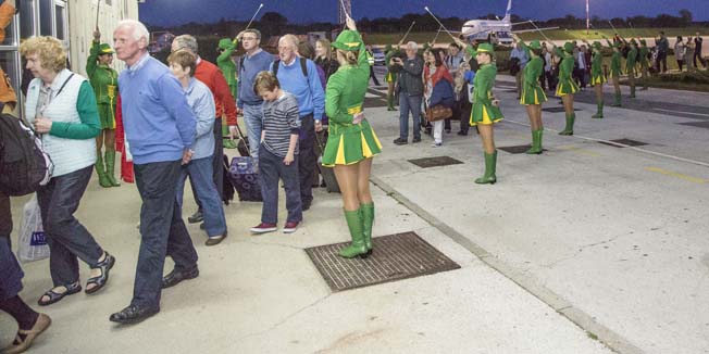 Pula, 190414.Danas je u pulsku zracnu luku po prvi put sletio zrakoplov novootvorene linije irske nacionalne zrakoplovne kompanije Aer Lingus. Na doceku zrakoplova iz Dublina prisustvovali su veleposlanik Irske za Hrvatsku i Sloveniju, njegova ekselencija Kieran Dowling, ministar turizma Darko Lorencin, predstavnici lokalne vlasti te uprava Zracne luke Pula.Na fotografiji: prvi putnici na novoj liniji.Foto: Danijela Peracic / CROPIX                              