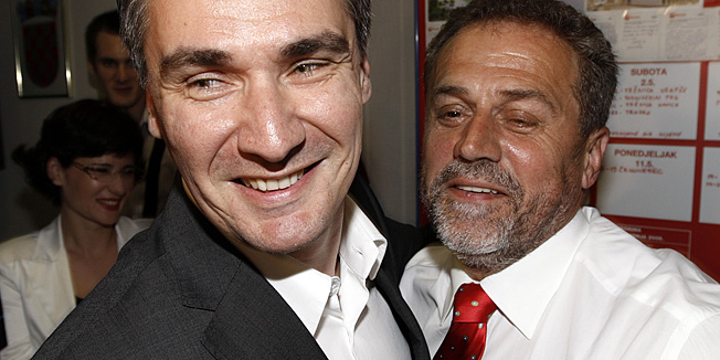 Zagreb, 170509. U Hrvatskoj su se danas odrzali peti po redu lokalni izbori na kojima su biraci birali predstavnike lokalnih i regionalnih predstavnickih tijela za iduce cetiri godine, a prvi put neposredno biraju opcinske nacelnike, gradonacelnike i zupane, te njihove zamjenike. Na slici: izborni stozer gradske organizacije SDP-a u Praskoj ulici.Zoran Milanovic predsjednik SDP-a cestita gradonacelniku Milanu Bandicu nakon prvih nesluzbenih rezultata sa biralista. Foto: Dragan Matic / Cropix