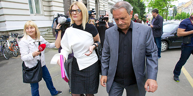 Osijek, 230414.Zeljko Sabo bivsi gradonacelnik Vukovara jutros je u 10. sati u pratnji svoje odvjetnice Sanje Ormoz dosao na Zupanijski sud u Osijeku na pripremno rociste zbog davanja mita.Na fotografiji: Zeljko Sabo i odvjetnica Sanja Ormoz odlaze sa Zupanijskog suda u Osijeku.Foto: Vlado Kos / Cropix