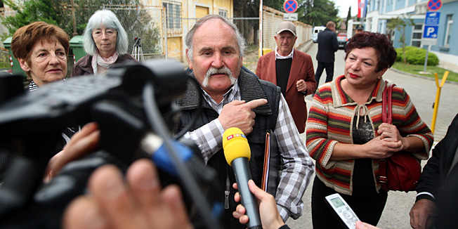 Zadar, 230414.Dvoriste Trgovackog suda, ulica Franje Tudjmana. Bivsi zaposlenici likvidiranih, odnosno propalih zadarskih tvrtki i njihovi predstavnici danas su mirnim prosvjednim skupom izrazili svoju podrsku radnicima Remontnog brodogradilista Lamjana iz Kali na otoku Ugljanu, u borbi za ocuvanje te tvrtke i radnih mjesta. Organizatori skupa su Udruge bivsih zaposlenika Solidarnost Zadarske zupanije i Ureda SSSH-a.Na fotografiji: Petar Smokrovic iz likvidiranog Transporta prozvao je zadarske mocnike.Foto: Jure Miskovic / CROPIX