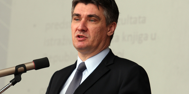 Zagreb, 230414.Nacionalna i sveucilisna knjiznica.U Nacionalnoj i sveucilisnoj knjiznici svecano je otvorena Noc knjige. Otvorenju je nazocila ministrica kulture Andrea Zlatar Violic i premijer Zoran Milanovic.Na fotografiji: Zoran Milanovic.Foto: Davor Pongracic / CROPIX