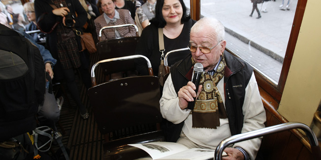 Zagreb, 230414.Ozaljska, Mihanoviceva, Trg kralja Tomislava, Branimirova.Noc knjige - ove se godine po treci put 23.travnja u hrvatskoj obiljezava Svjetski dan knjige i autorskih prava. U najstarijem zagrebackom tramvaju u ZET-ovu voznom parku, tijekom voznje gradskim sredistem Od vugla do vugla, u drustvu autora istoimene knjige, umirovljenog novinara Branimira Spoljarica, putnike - posjetitelje Noci knjiga podsjetio je na znamenitosti i povijesne price starog Zagreba.Na fotografiji: Umirovljeni novinar Branimir Spoljaric.Foto: Ranko Suvar / CROPIX