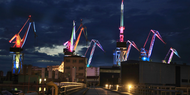 Pula, 230414. Generalna proba svjetlosnog spektakla osvjetljavanja Uljankovih dizalica veceras je na samo nekoliko sekundi prokazan medijima. Naime, veceras je okupljenim fotografima i kamermanima prikazan samo djelic rasvjetnog programa koji ce se premijerno odrzati 3. svibnja u sklopu Visualia festivala i Dana grada Pule.  Foto: Goran Sebelic / CROPIX                              