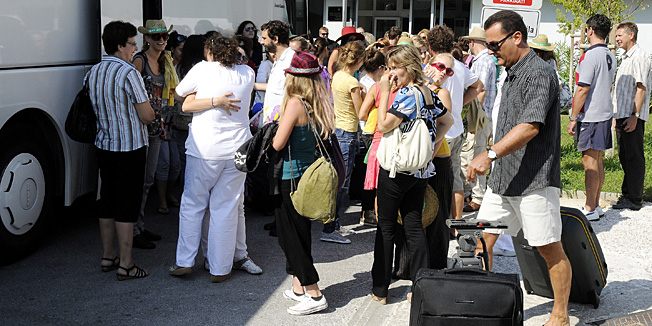 Dubrovnik, 030909.Danas su dubrovacki maturanti po povratku iz Barcelone, gdje su bili na maturalcu direktno iz autobusa dovezeni u Dubrovacku opcu bolnicu, gdje je nekolicina njih koja je imala temperaturu pregledana i pustena kuci na kucnu njegu. Na fotografiji: izlazak maturanata iz autobusa nakon sto su im doktori dozvolili izlazak.Foto: Admir Buljubasic / CROPIX