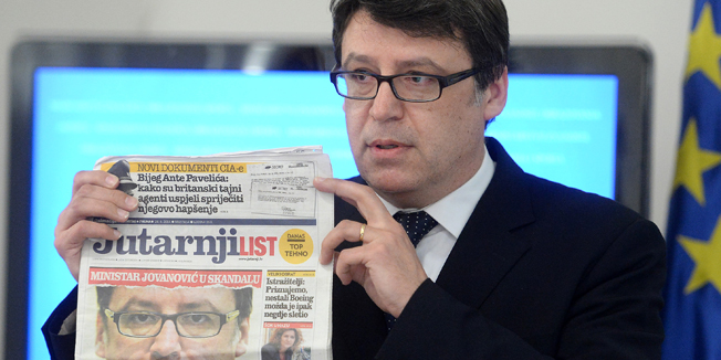 Zagreb, 240414.Svetice.Ministarstvo znanosti i sporta.Press konferencija u ministarstvu na kojoj se ministar Zeljko Jovanovic osvrnuo na naslovnicu Jutarnjeg lista i cijelu pricu oko sveucilista u Rijeci i Zagrebu.Na fotografiji: Zeljko Jovanovic.Foto: Goran Mehkek / CROPIX