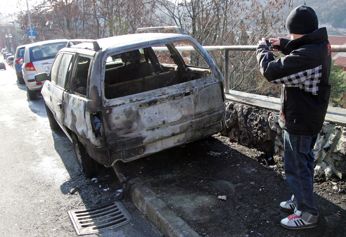 Rijeka, 160110.Danas ujutro oko dva sata buknuo je pozar u kontejneru za smece u Ulici 22. lipnja u rijeckom naselju Skurinje. Pozar se prosirio i zahvatio je dva automobila parkirana u blizini kontejnera. Pravodobnom intervencijom vatrogasaca pozar je ugasen i nije se prosirio na ostale automobile parkirane u okolici.Na slici: steceni automobil koji je do pola izgorio.Foto: Zeljko Sop / CROPIX
