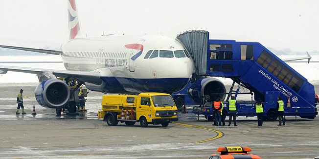 Zagreb, 101212,Inauguracijski let British Airways iz Londona Heatrowa za Zagreb. Dnevna linija uspostavljena je nakon deset godina. U ime zracne luke Pleso putnike je pozdravio Miroslav Drljaca. Medju putnicima su bili: Katja Selle predstavnica BA, David Slinn britanski veleposlanik,  Ivan Grdesic hrvatski veleposlanik.Foto: Srdjan Vrancic / CROPIX 
