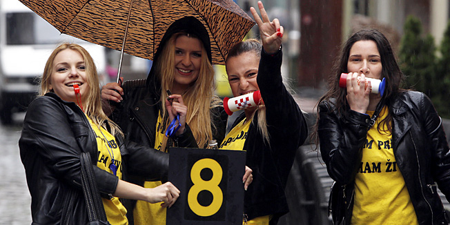 Zagreb, 160514.Danas se Zagrebacki srednjoskolci oprastaju od skolskih klupa pa Grad Zagreb za njih organizira vec tradicionalnu Norijadu. Maturanti se okupljaju u 12 sati okupljaju na Trgu bana Jelacica odakle povorka krece prema Bundeku gdje se organizira sredisnja proslava.Na fotografiji: maturantice.Foto: Damjan Tadic / CROPIX