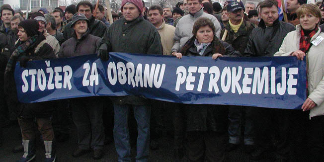 sisak040305170102 radnici Petrokemija i gradjani Kutine izisli su na cestusnimio Miroslav Kis-pok-