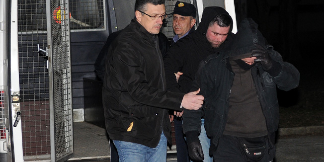 Karlovac, 120315.Cetvorica pripadnika navijacke skupine BBB privedeni su veceras istraznom sucu u Karlovcu. Uhiceni su u Jastrebarskom zbog sumnje da u osobnom automobilu prevoze velike kolicine pirotehnickih sredstava koje namjeravali upotrijebiti na derbi utakmici Hajduk - Dinamo.Na fotografiji: Privodjenje uhicenih navijaca.Foto: Robert Fajt / CROPIX