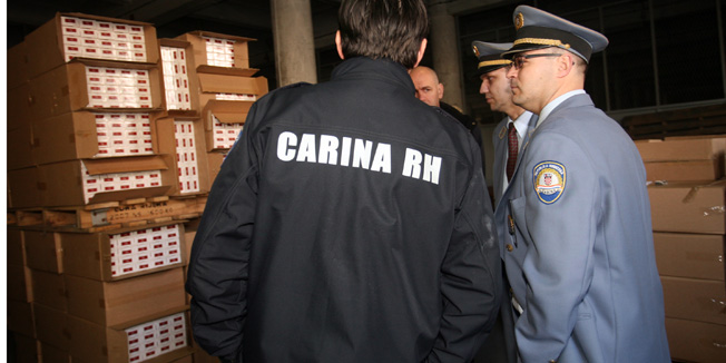 Rijeka, 130315.U cetvrtak je na kontejnerskom terminalu Brajdica zaplijenjeno 45000 steka cigareta marke M and J, procjenjene vrijednosti 19 milijuna kuna. Predstavnici carine i policije odrzali su press konferenciju na terminalu Brajdica na kojoj su iznijeli detalje ove zaplijene.Foto: Tea Cimas / CROPIX