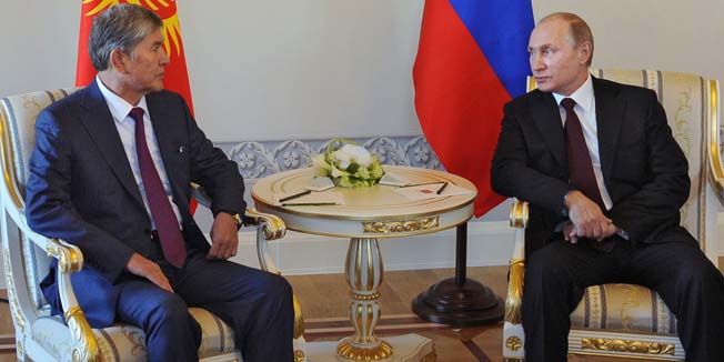 Russian President Vladimir Putin (R) and his Kyrgyz counterpart Almazbek Atambayev attend a meeting in Saint Petersburg on March 16, 2015. AFP PHOTO / RIA NOVOSTI / MIKHAIL KLIMENTYEV