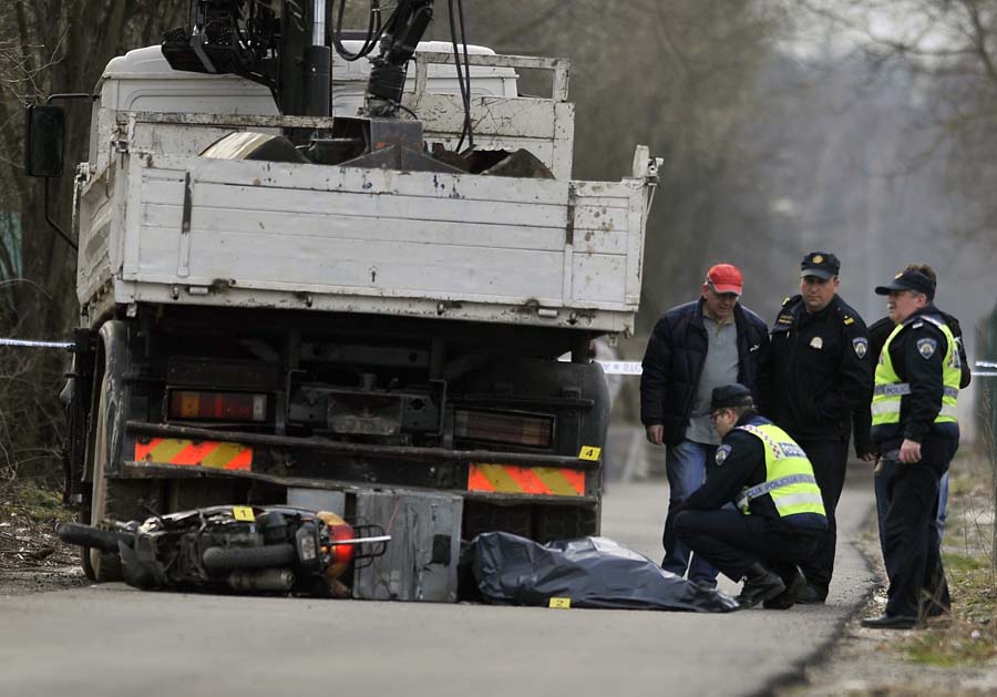 Zagreb, 160315.Trnjaske struge-Prudi.Oko 14 sati doslo je do prometne nesrece na Trnjankim strugama pri cemu je smrtno stradao mopedist.Foto: Damir Krajac / CROPIX