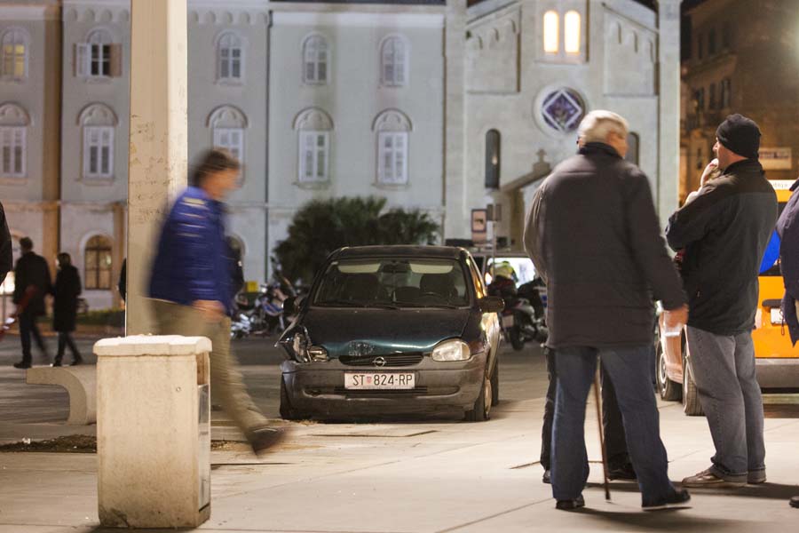 Split, 160315.Automovil Opel Corsa za cijim je upravljacem sjedio 86-godisnjak, 'uletio' je na Rivu iz smjera crkve Sv. Frane, a zaustavio se tek posto se zabio u rasvjetni stup. U nesvakidasnjoj nesreci srecom nema ozlijedjenih.Foto: Ante Cizmic / CROPIX