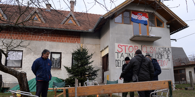 Zagreb, 170315. Mogliska ulica.Kuca deveteroclane obitelji Cvjetkovic u Mogilskoj ulici kojima je u ponoc istekao rok da se isele iz kuce i prijeti im delozacija iako su preplatili dug banci.Na fotografiji: Susjedi obitelji Cvjetkovic cuvaju kucu.Foto: Goran Mehkek / CROPIX