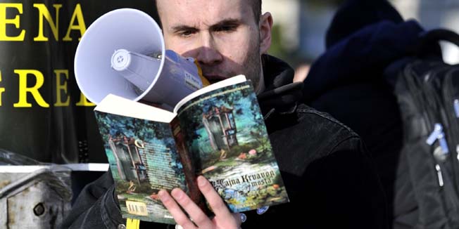 Zagreb, 170315.Na cesti u Savskoj 77, na tramvajskoj stanici preko puta braniteljskog satora, punker Njec Hranjec u znak prosvjeda cita naglas roman Tajna Krvavog mosta Marije Juric Zagorke.Foto: Srdjan Vrancic / CROPIX