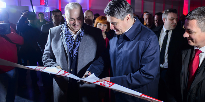 Zagreb, 180315. Jalsovec kod Jastrebarskog.Trgovacki lanac Kaufland je otvorio logisticki centar u poslovnoj zoni Jalsevac, pokraj Jastrebarskog. Na otvaranju je sudjelovao i predsjednik Vlade Zoran Milanovic, ministar regionalnog razvoja i fondova EU-a Branko Grcic te ministar zastite okolisa i prirode Mihael Zmajlovic. Nakon otvaranja centra, oni su obisli Ulicu hrvatskih proizvoda odnosno prostor sa standovima na kojima su izlozeni hrvatski proizvodi. Logisticki centar Kauflanda gradjen je od jeseni 2013. godine. Povrsine je 136 tisuca cetvornih metara i vrijedan 75 milijuna eura, a zaposljavat ce oko 300 radnikaNa fotografiji: Andreas Wendy direktor Kauflanda Hrvatska i Zoran Milanovic otvarajucentar.Foto: Goran Mehkek / CROPIX