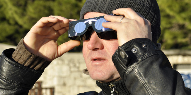 Split, 40111.Djelomicna pomrcina Sunca u Splitu snimljena sa vidilice na Marjanu. Na slici: gledalac.Foto: Jadran Babic / CROPIX