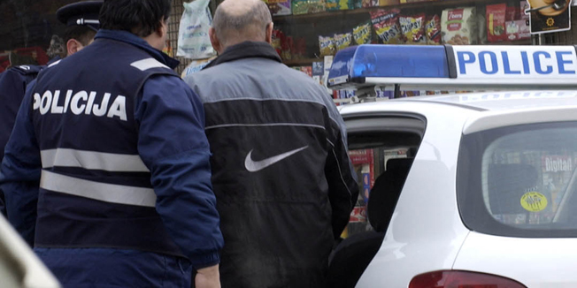 beograd, 140303policija privodi nekog tipajake snage policijske blokirali cijeli kvart u zemunu oko silerove ulice i nesudenog trznog centra bespravno izgradenog  sjediste zemunskog klana vlasnistvo dusana spasojevica siptara zvano tvrdjavafoto: srdan vrancic-desk--svi-