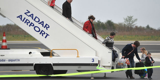 Zemunik, Zadar, 040414.Danas je u Zracnu luku Zadar sletio prvi Ryanairov zrakoplov iz grada Manchestera. Za 122 putnika iz Velike Britanije domacini su organizirali lijepi prijem uz domjenak i zivu glazbu.Na fotografiji: dolazak aviona iz Manchestera.Foto: Luka Gerlanc / CROPIX