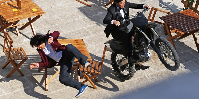 Dubrovnik, 180315. Treci dan snimanja  bollywoodskog filma Fun u staroj gradskoj luci, glavni glumac Shah Rukh Khan i njegov dvojnik snimali su akcijske scene na terasi restorana.Foto: Niksa Duper / CROPIX