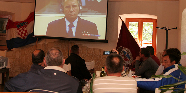 Knin, 150411.Presudu hrvatskim generalima Anti Gotovini, Mladenu Markacu i Ivanu Cermaku u Kninu su docekali s tugom i nevjericom.Suborci trojice generala vijesti iz Haga pratili su na simbolickom mjestu - na tvrdjavi iznad Knina.Foto: Mario Pusic / CROPIX