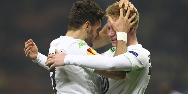 MILAN, ITALY - MARCH 19:  Daniel Caligiuri (L) of VfL Wolfsburg celebrates with his teammate Kevin De Bruyne after scoring the opening goal during the UEFA Europa League Round of 16 match between FC Internazionale Milano and VfL Wolfsburg at Stadio Giuseppe Meazza on March 19, 2015 in Milan, Italy.  (Photo by Marco Luzzani/Getty Images)