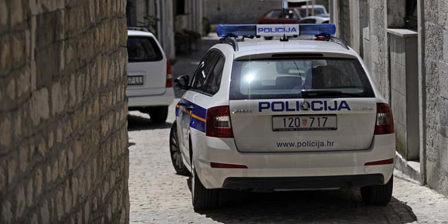 Kastela, 020714.Nakon sto je Jozo Cabraja u nedjelju pistoljem smrtno ranio Marina Matijasa, policija traga za nestalim Cabrajom.Ispred Cabrajine kuce u ulici Murtinica u Kastel Luksicu dezuraju policajci.Mjestani Luksica nerado komentiraju cijeli dogadjaj.Na fotografiji: policijski auto u Luksicu.Foto: Nikola Vilic / CROPIX